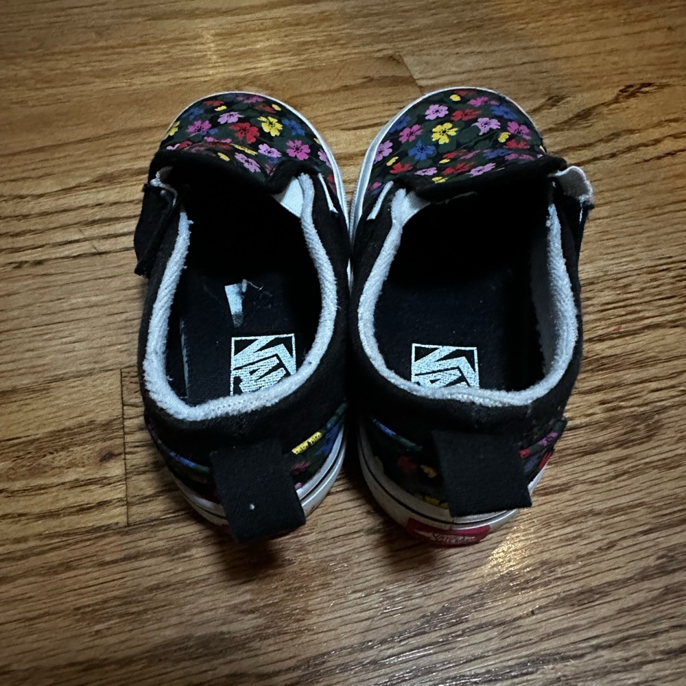 Vans Black Slip-On Sneakers with Classic Design - Picture 5 of 5